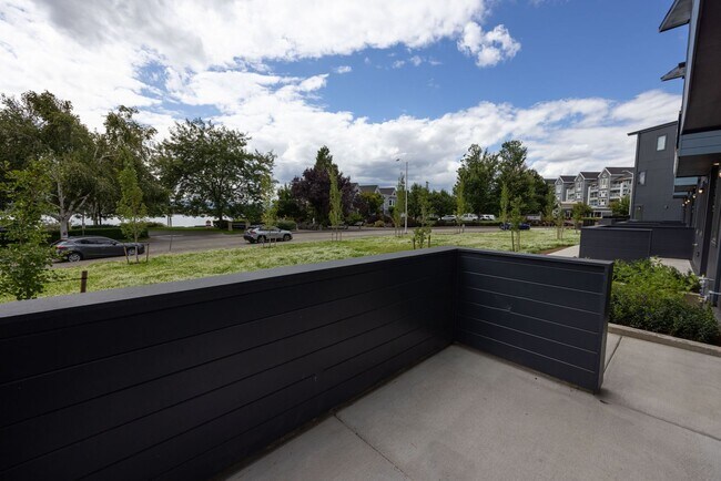 Building Photo - 1716 SE Columbia River Dr