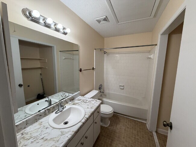 Building Photo - Townhouse for Rent