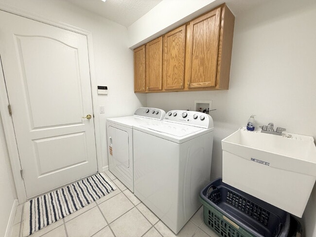 Building Photo - "Charming 3-Bed Oasis with 2 Full Baths in...