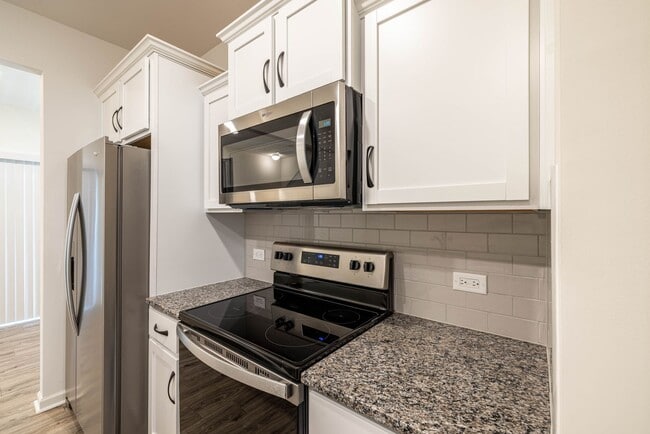 Building Photo - BEAUTIFUL End Unit 2 Bedroom Townhome in Pineville - MOVE IN READY MARCH 2026