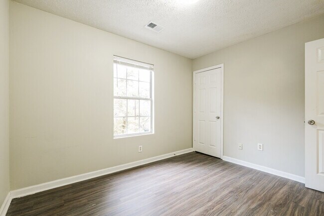 Building Photo - 3296 Goldenchain Dr