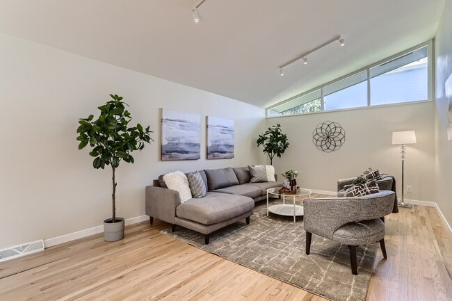 Building Photo - 2565 Teller St