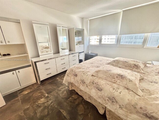 Building Photo - 2030 S Ocean Dr