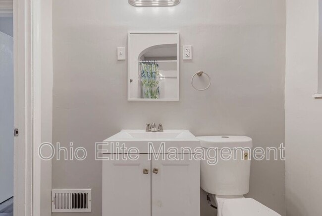 Building Photo - 987 Lilley Ave