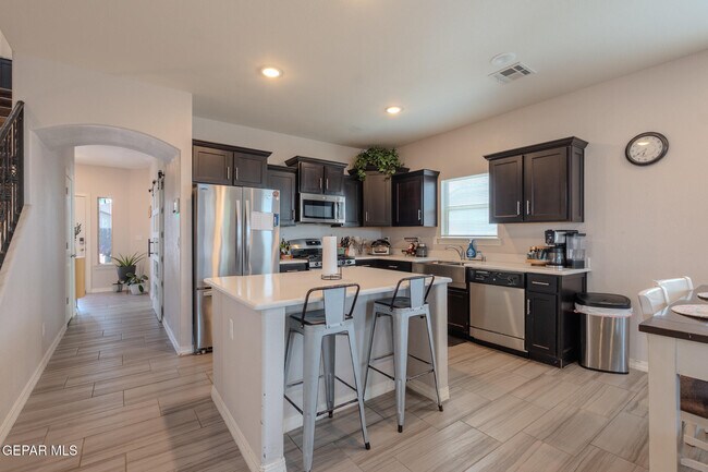 Building Photo - 305 Del Palmar