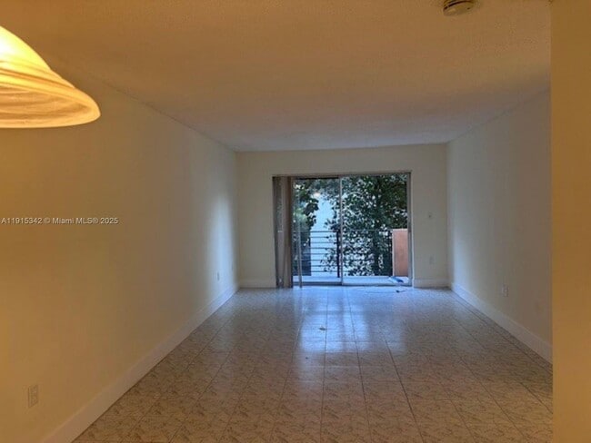 Building Photo - 365 NE 125th St