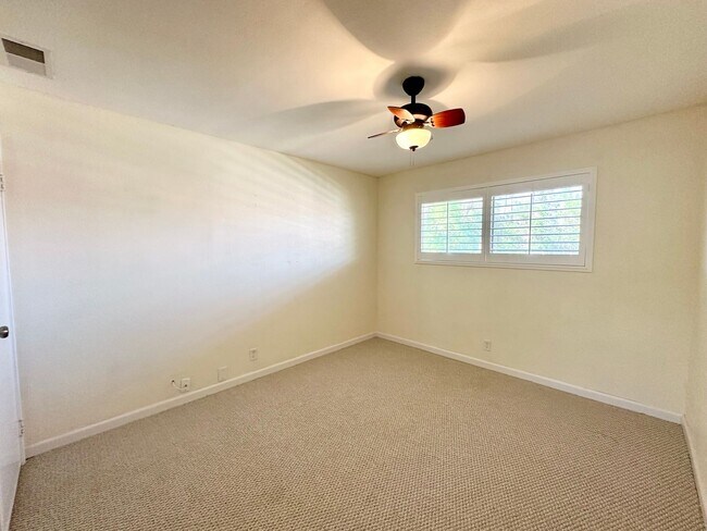Building Photo - AVAILABLE NOW! 1 Bed 1 Bath Apartment in P...