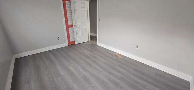 Building Photo - 1141 N 70th Way