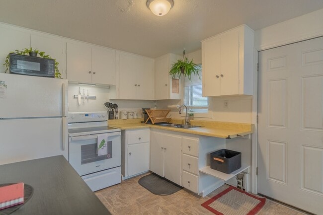 Building Photo - Fully Furnished and comfortable! Short Ter...