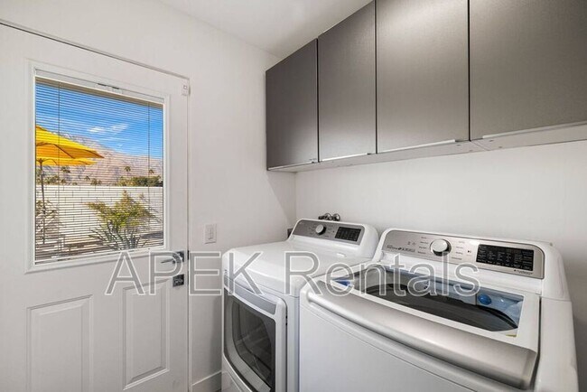 Building Photo - 945 N Buttonwillow Cir