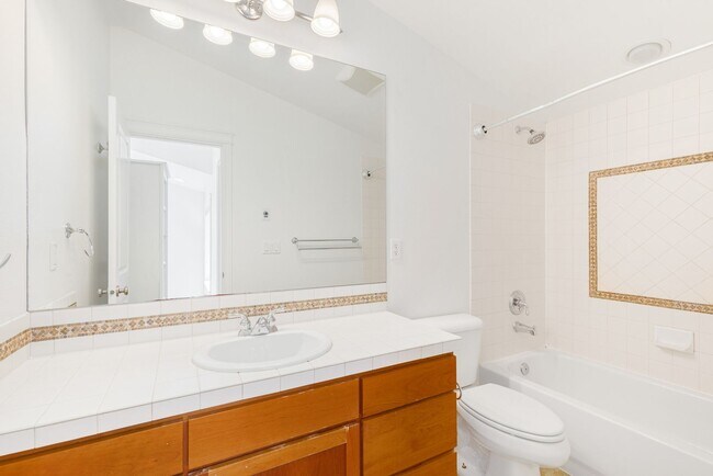 Building Photo - Fantastic Ballard 3 Bedroom 3 Bath Townhouse w/ Garage