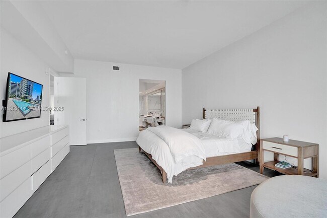 Building Photo - 5000 Island Estates Dr