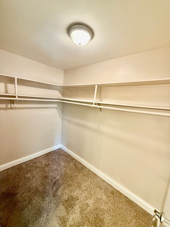 Building Photo - Updated Home in Leisure Village on the Perimeter