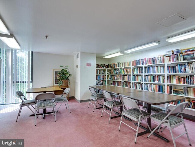 Building Photo - 2300 Pimmit Dr