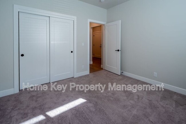 Building Photo - 3915 Razor Dr