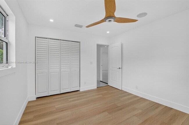 Building Photo - 5276 Pine Tree Dr
