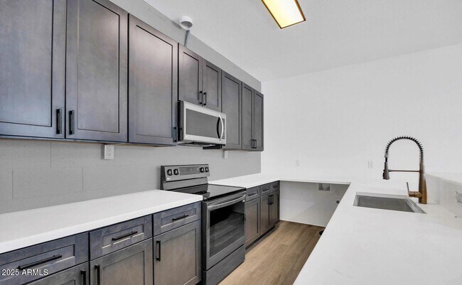 Building Photo - 832 S Farmer Ave