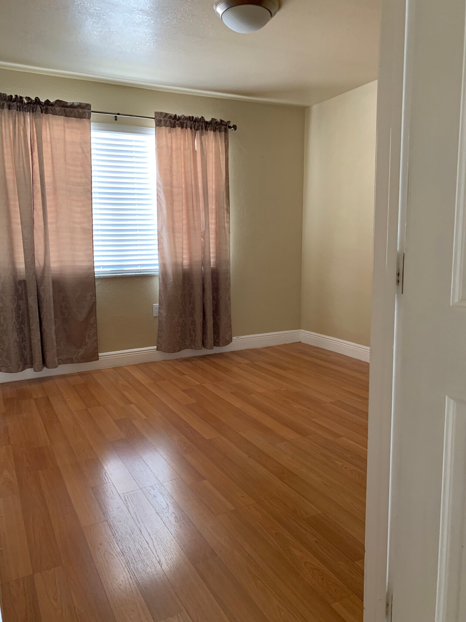 Building Photo - 1335 W 68th St