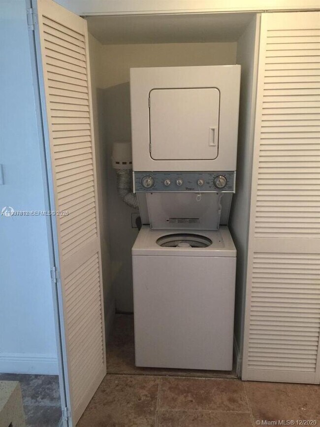 Building Photo - 9001 SW 77th Ave