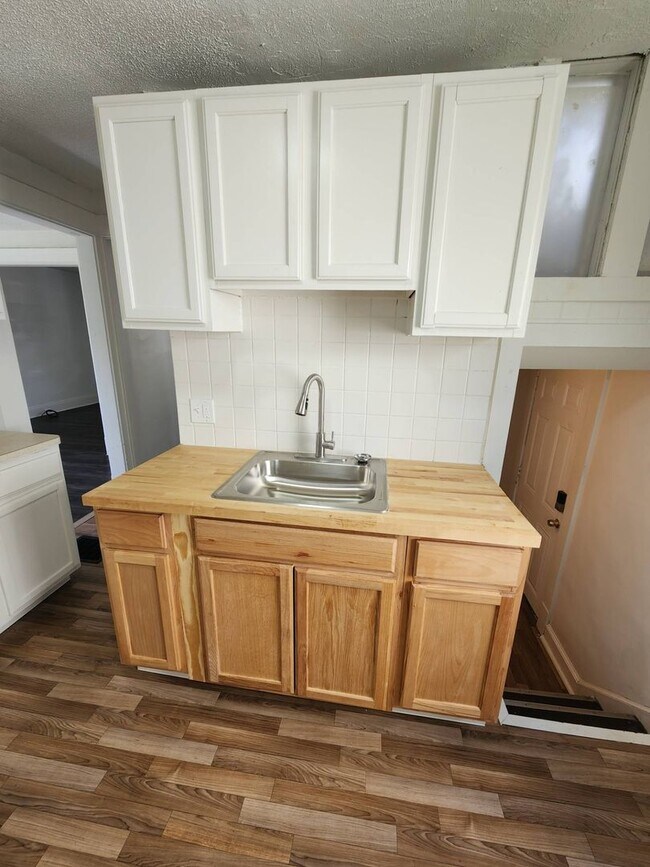 Building Photo - Charming 3-Bedroom Property in Prime Location