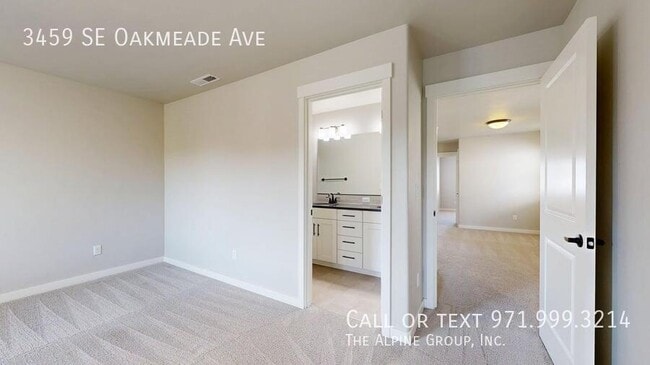 Building Photo - 3459 SE Oakmeade Ave
