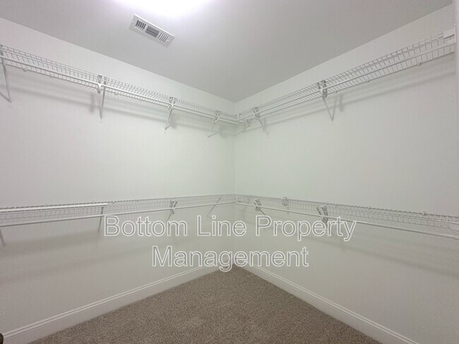Building Photo - 6223 Woodland Commons Dr