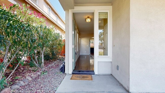 Building Photo - Beautiful 3 bedroom 2.5 bath home with 2 c...
