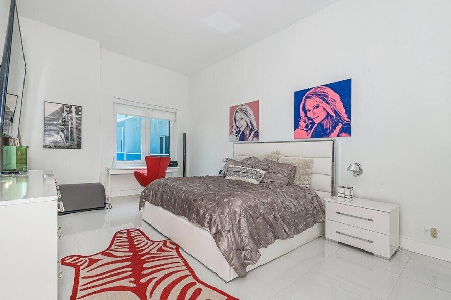 Building Photo - 2301 Collins Ave