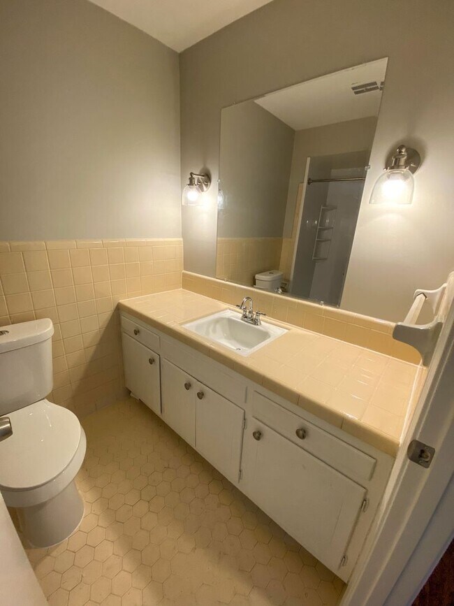 Building Photo - Charming 3 bedroom 2 bath home near Coving...