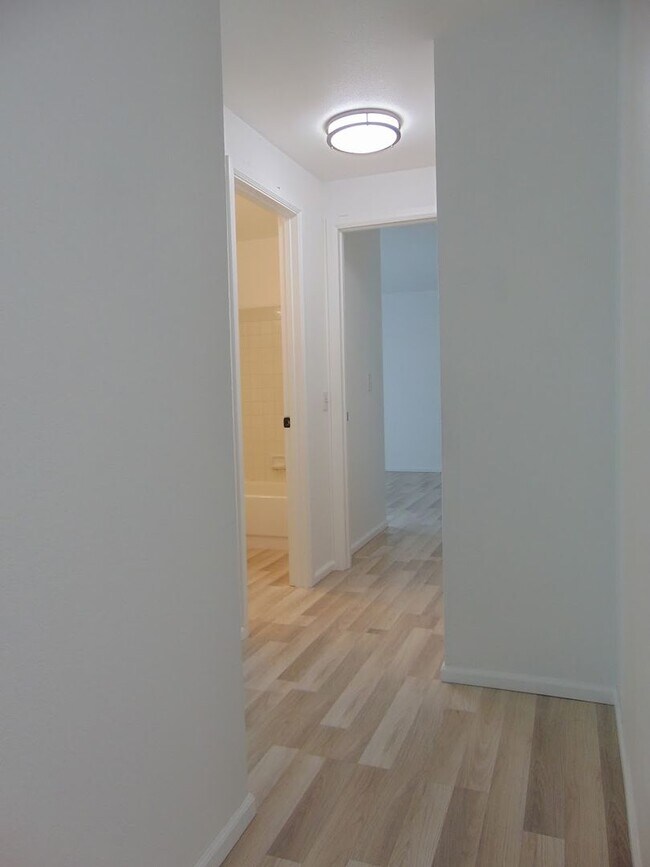 Building Photo - Beautifully Updated 2 Bedroom/2 Bath Renton Condo!
