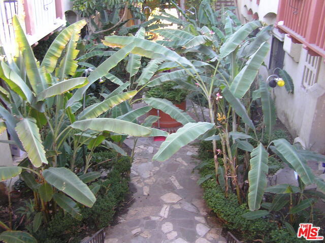 Building Photo - 329 N Heliotrope Dr