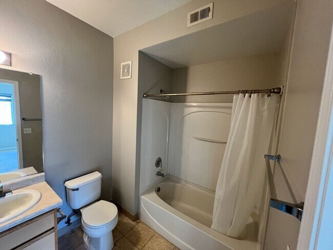 Building Photo - Silver Creek Condo- Three Bedroom Two Bath