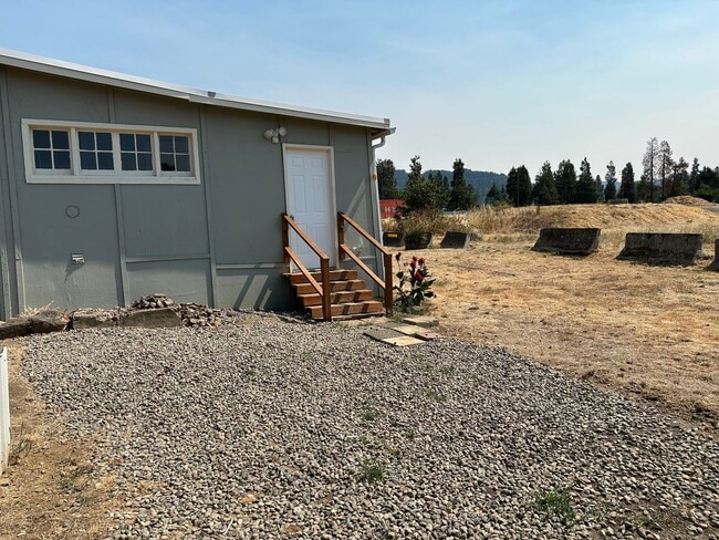 Building Photo - Older 3/1 home in Sutherlin