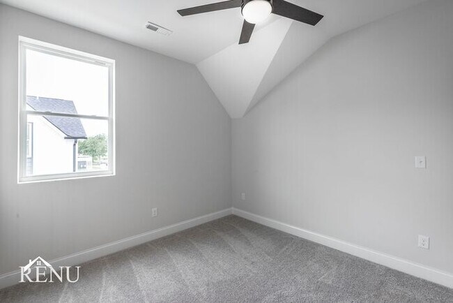 Building Photo - 5675 Sofias Cir