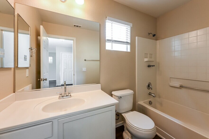 Building Photo - 3564 Chelsea Grove St