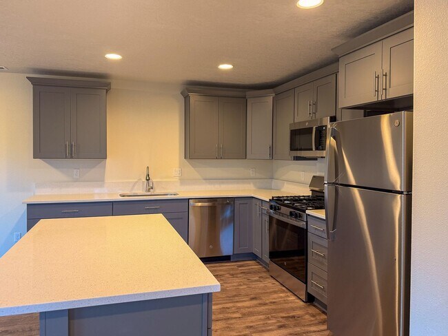 Building Photo - 505-507 NW Hillcrest Dr