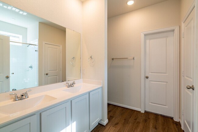 Building Photo - 612 LT Rusty Dr