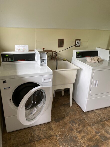 Coin Laundry in the complex - 75571 Van Dyke