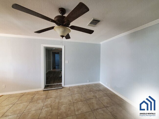 Building Photo - Spacious 4-bedroom 1.5 bath home AVAILABLE SOON!