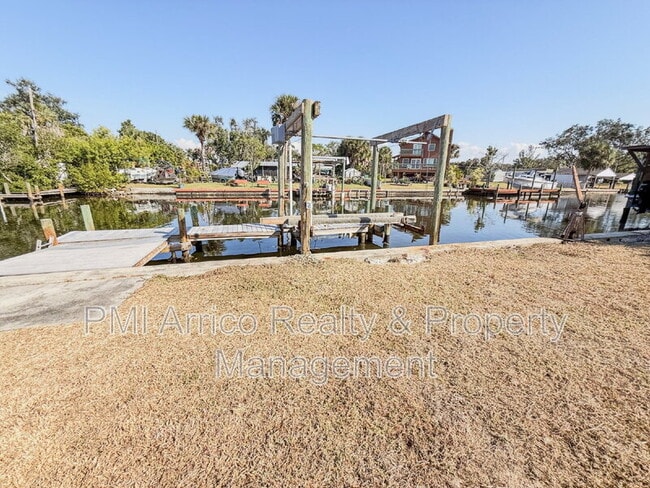 Building Photo - 818 Bayview Dr