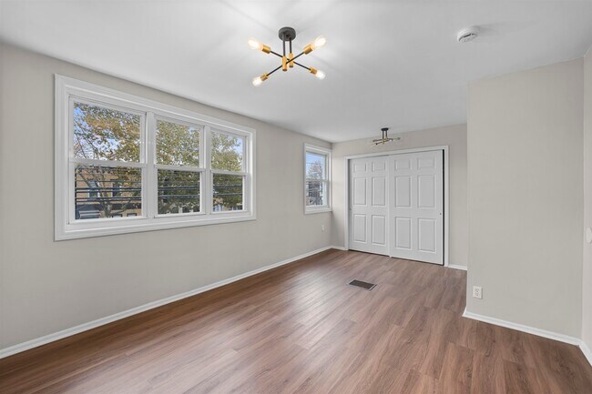 Building Photo - 173 MALLORY Ave