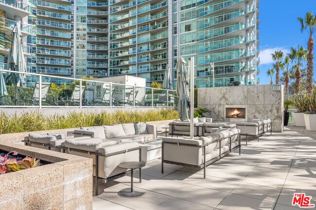 Building Photo - 13650 Marina Pointe Dr