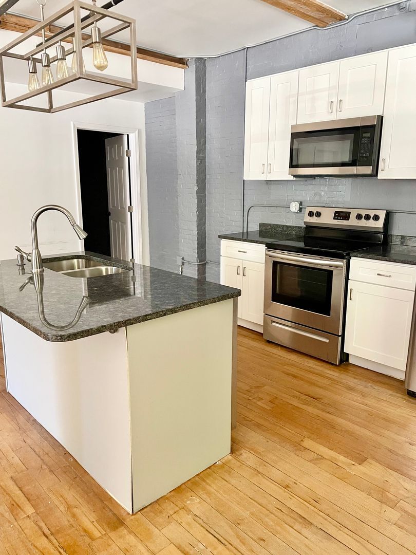 Building Photo - 548 Roosevelt Ave