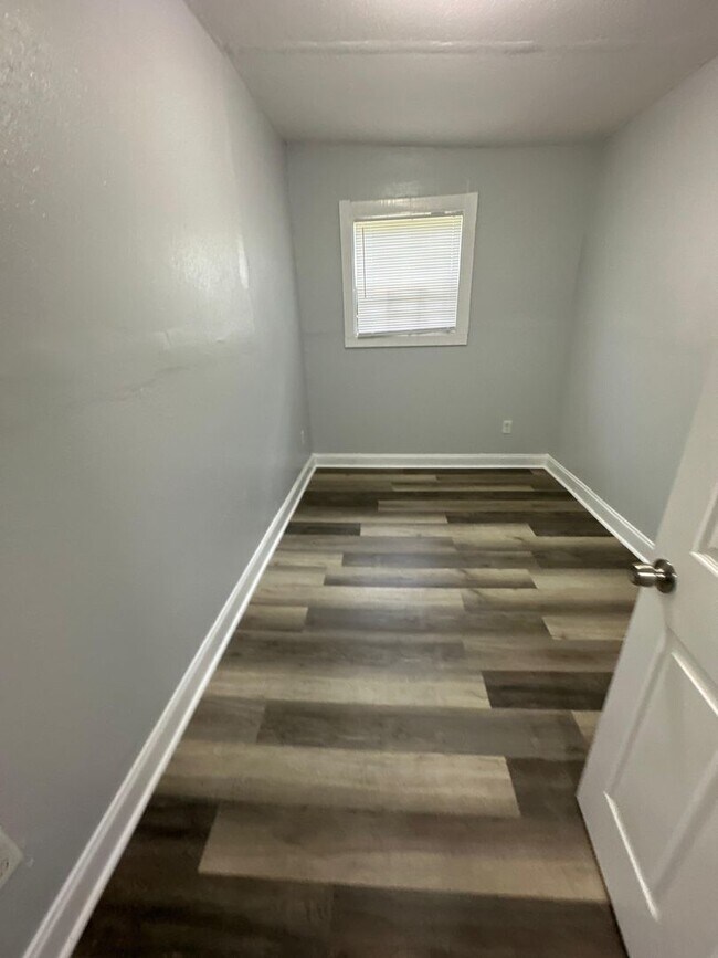 Building Photo - Fully Renovated 3/1 Single Family House Av...