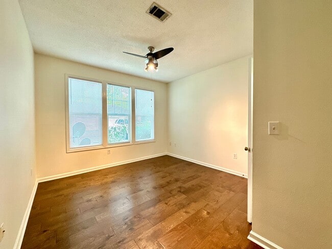 Building Photo - 2 Bedroom, 2 Bath Condo in Southampton Poi...