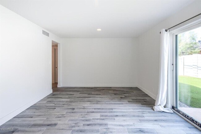 Building Photo - 3140 E Glenrosa Ave