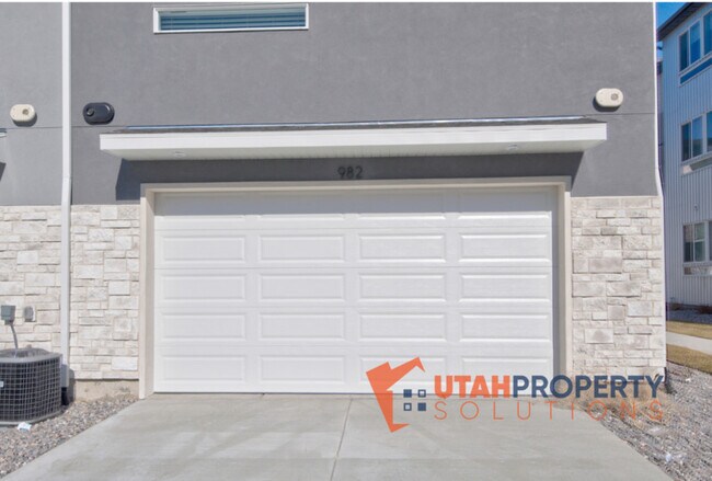 Building Photo - 982 W 380 S