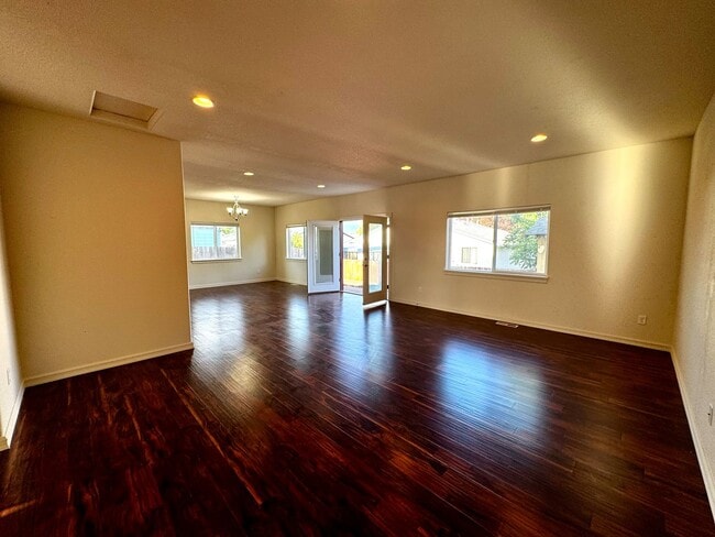 Building Photo - Spacious 3-4 Bedroom Home with Low Mainten...