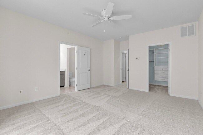 Building Photo - Luxurious 4 Bed 4.5 Bath Brick Townhome In...