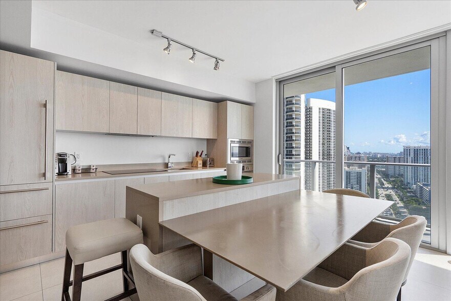 Building Photo - 4011 S Ocean Dr